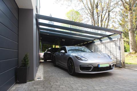 Deluxe building tripla kocsibeallo aluminium szerkezet szendvicspanel fedes negyzetes csatorna antracit uvegfedes biztonsagi uveg 15