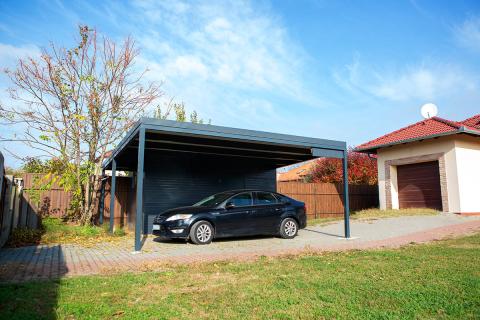 Deluxe egyedi aluminium szerkezetu kocsibeallo antracit szendvicspanel fedes taroloval negyzetes csatornaval 12