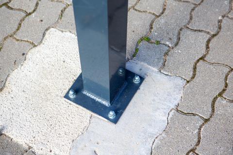 Deluxe egyedi alumínium szerkezetű kocsibeálló antracit színben, szendvicspanel fedéssel és tárolóval