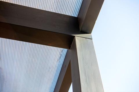 Egyedi fa szerkezetes dupla kocsibeálló elektromos garázskapuval