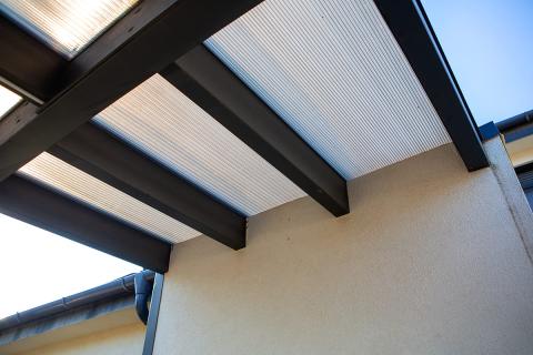 Egyedi fa szerkezetes dupla kocsibeálló elektromos garázskapuval