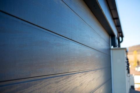 Deluxe egyedi fa szerkezetes dupla kocsibeallo elektromos garazskapuval hormann 1 min