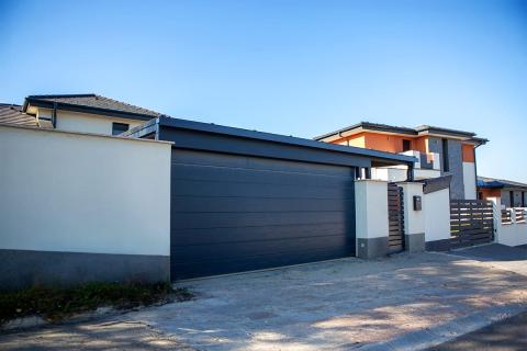 Egyedi fa szerkezetes dupla kocsibeálló elektromos garázskapuval