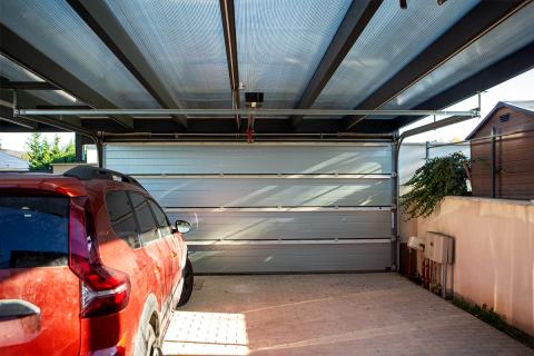 Deluxe egyedi fa szerkezetes dupla kocsibeallo elektromos garazskapuval hormann 8 min 0