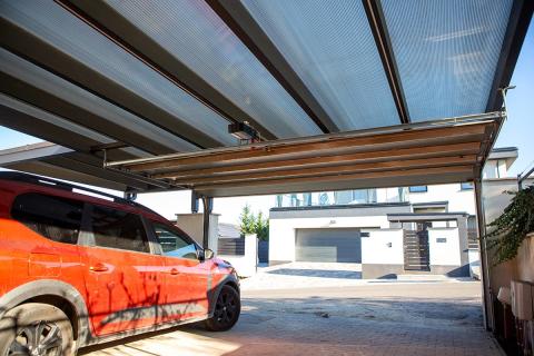 Deluxe egyedi fa szerkezetes dupla kocsibeallo elektromos garazskapuval hormann 9 min 0