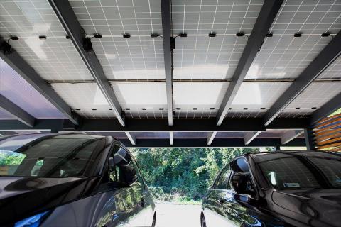 Egyedi napelemes tripla kocsibeálló, három autó számára ideális férőhellyel