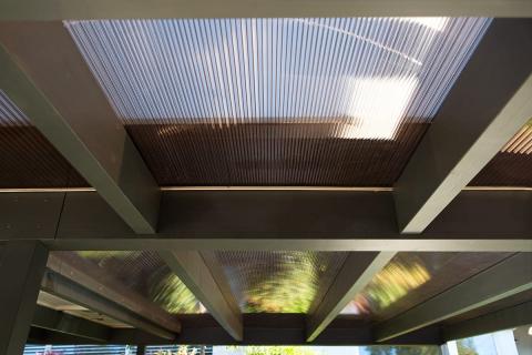 Egyedi napelemes tripla kocsibeálló, három autó számára ideális férőhellyel