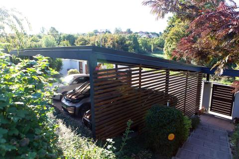 Egyedi napelemes tripla kocsibeálló, három autó számára ideális férőhellyel