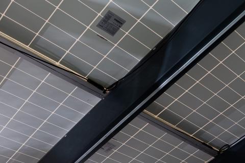 Egyedi napelemes tripla kocsibeálló, három autó számára ideális férőhellyel