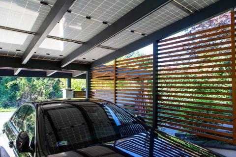 Deluxe egyedi napelemes tripla kocsibeallo 9 min