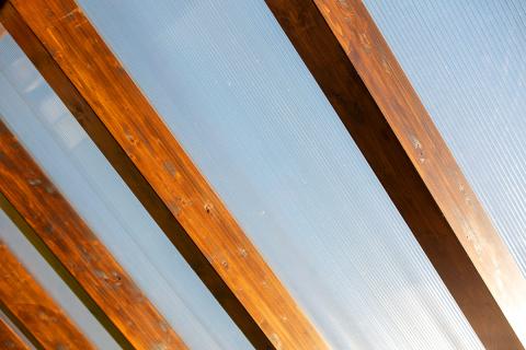 Egyedi igények alapján készült terméskővel borított dupla kocsibeálló