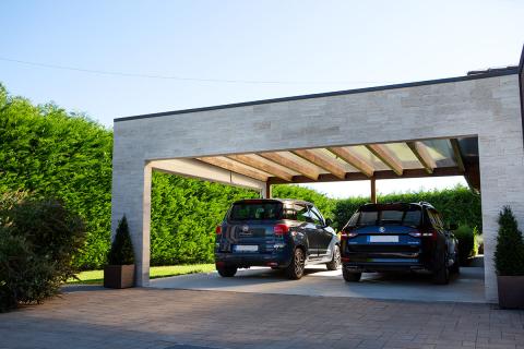 Egyedi igények alapján készült terméskővel borított dupla kocsibeálló