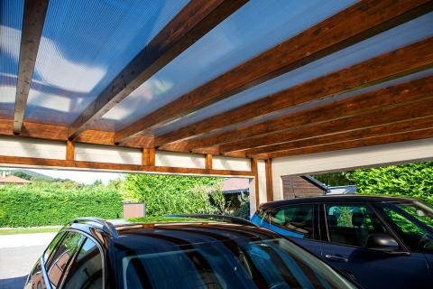 Egyedi igények alapján készült terméskővel borított dupla kocsibeálló