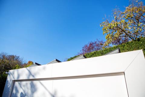 Billenőkapuval záródó egyedi garázs, dupla méretben, Deluxe kocsibeálló 08