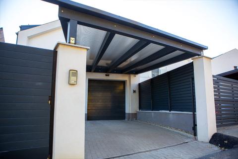 Deluxe kocsibeallo uregkamras polikarbonat tetovel antracit 01