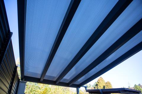 Deluxe egyedi kocsibeálló üregkamrás polikarbonát tetővel