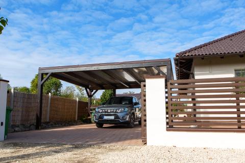 Egyedi fa kocsibeallo fa szerkezetes kocsibeallo dupla kocsibeallo autobeallo polikarbonat teto felkorives csatorna deluxe building 02