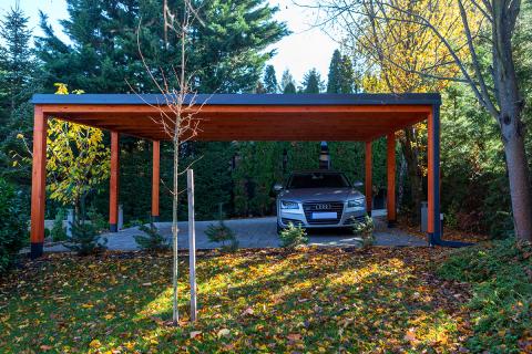 Egyedi kocsibeallo fa koszibeallo dupla kocsibeallo fa szerkezetes autobeallo szendvicspanel teto negyzetes csatorna deluxe building kocsibeallo epites 09