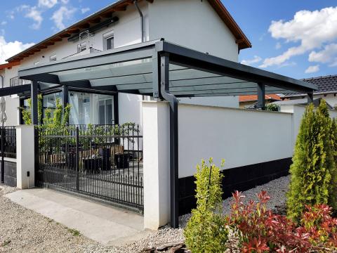 Modern, üvegfedésű kocsibeálló, ragasztott fa szerkezettel