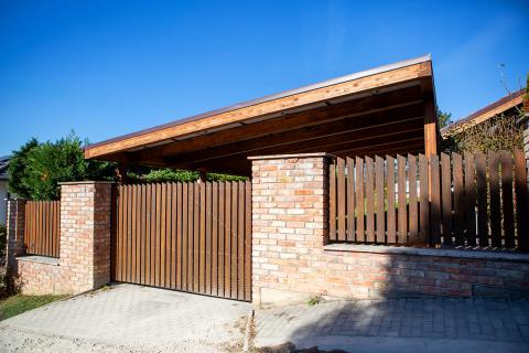 Napelemmel fedett, dupla kocsibeálló, fa szerkezettel 01