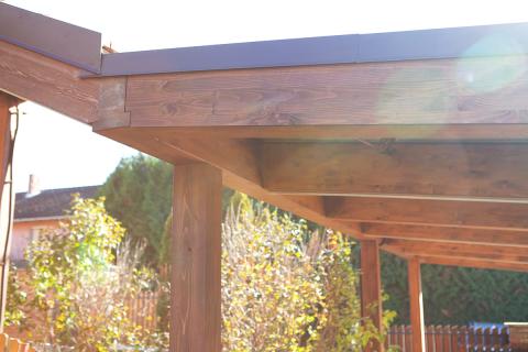 Napelemmel fedett, dupla kocsibeálló, fa szerkezettel 09