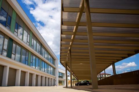 Fedett parkolo irodai parkolo szololiget lakopark fedett beallo aluminium szerkezet polikarbonat fedes deluxe building 0101