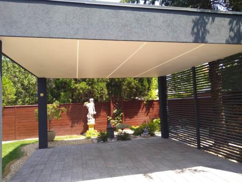 Modern kocsibeálló ragasztott fa szerkezettel, trapéz lemez fedéssel és vakolt dobozolással 03