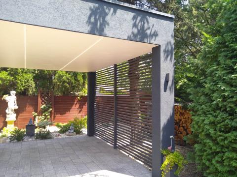 Modern kocsibeálló ragasztott fa szerkezettel, trapéz lemez fedéssel és vakolt dobozolással és lécezés oldalzárással 04