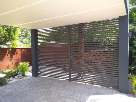 Modern kocsibeálló ragasztott fa szerkezettel, trapéz lemez fedéssel és vakolt dobozolással és lécezés oldalzárással 05