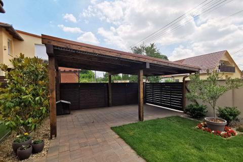 Napelemes kocsibeálló, fa szerkezetes kocsibeálló, egyedi autóbeálló