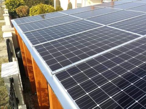 Napelemes autobeallo ragasztott fa szerkezettel 02