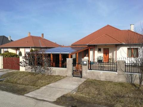 Napelemes autobeallo ragasztott fa szerkezettel 08