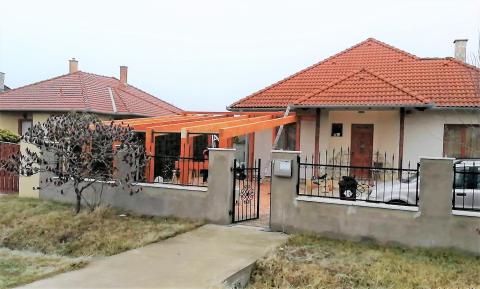 Napelemes autobeallo ragasztott fa szerkezettel 09