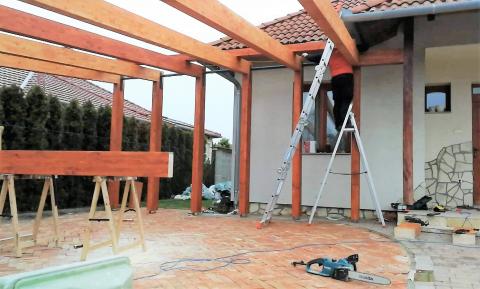 Napelemes autobeallo ragasztott fa szerkezettel 11