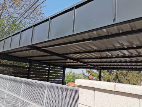 Trapézlemezzel fedett kocsibeálló