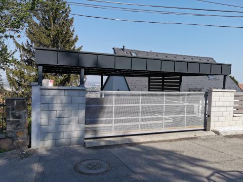 Porfestett acél szerkezet, trapézlemez tetővel Trapézlemezzel fedett kocsibeálló