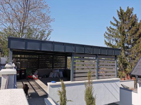 Trapézlemezzel fedett kocsibeálló