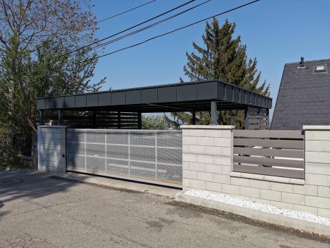 Trapézlemezzel fedett kocsibeálló