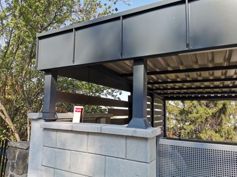 Trapézlemezzel fedett kocsibeálló