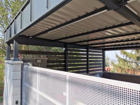 Trapézlemezzel fedett kocsibeálló