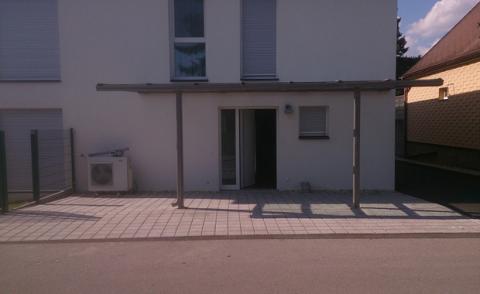 Kocsibeálló üveg tetővel