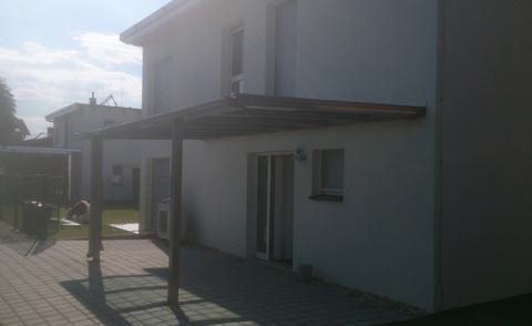 Kocsibeálló üveg tetővel