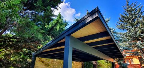 ragasztott fa egyedi kocsibeálló hajópadló és zsindely fedéssel 04