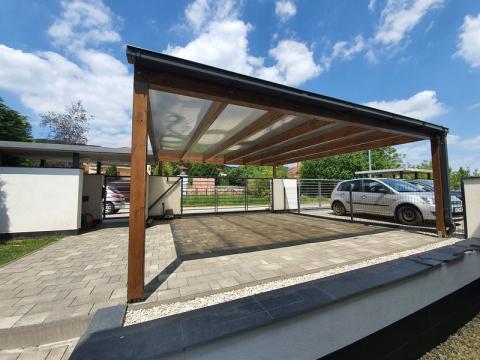 Ragasztott fa szerkezetű kocsibeálló, polikabonát fedessel