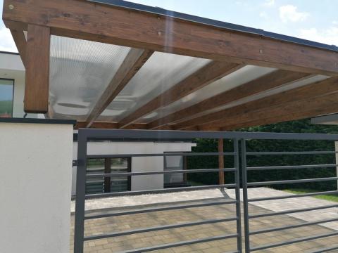 Ragasztott fa szerkezetű kocsibeálló, polikabonát fedessel