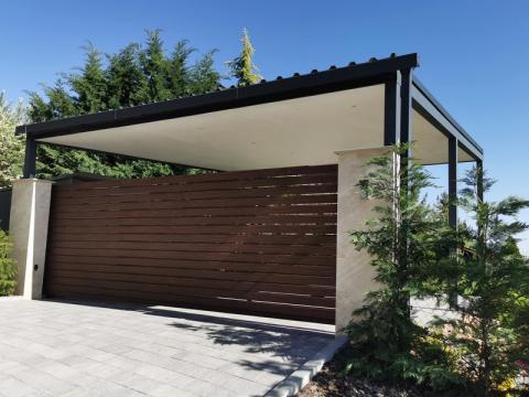 Ragasztott fa szerkezetű, trapéz lemez fedésű kocsibeállo, belső borítassal 01