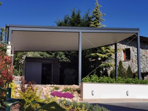 Ragasztott fa szerkezetű, trapéz lemez fedésű kocsibeállo, belső borítassal 02