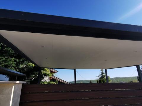 Ragasztott fa szerkezetű, trapéz lemez fedésű kocsibeállo, belső borítassal 05