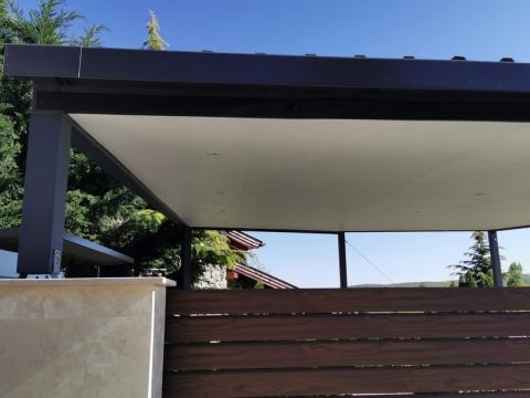 Ragasztott fa szerkezetű, trapéz lemez fedésű kocsibeállo, belső borítassal 06