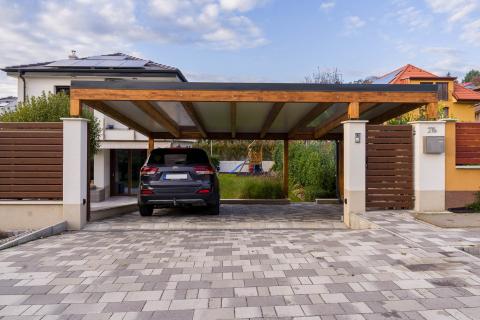 ragasztott fa kocsibeálló polikarbonát és szendvicspanel fedéssel_15